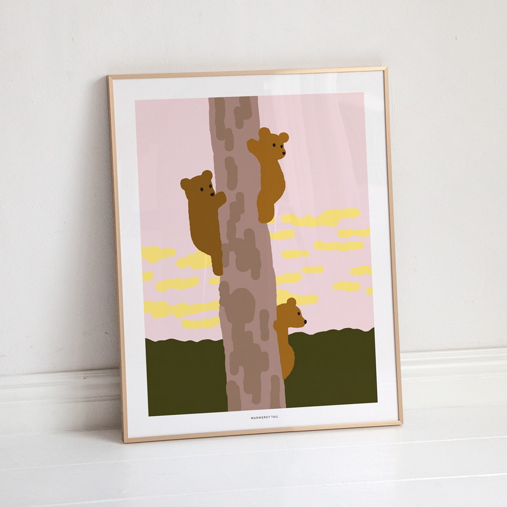 Gerahmter Kunstdruck Trees and Bear mit drei, auf einen Baum kletternden, braunen Baerenjungen in goldenem Rahmen.